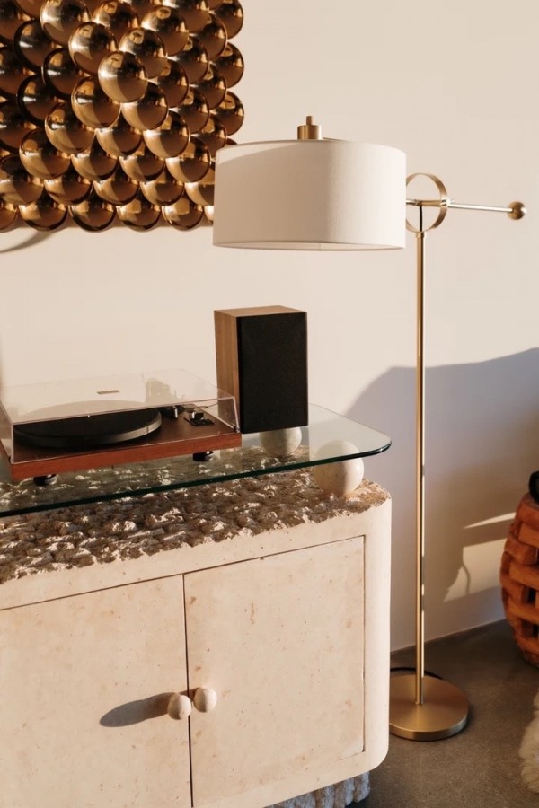 Atelier Libra 155 Modern Gold Lambader – E27 Duy, 155 cm, Beyaz Keten Şapkalı Metal Gövde Salon & Otel Aydınlatması