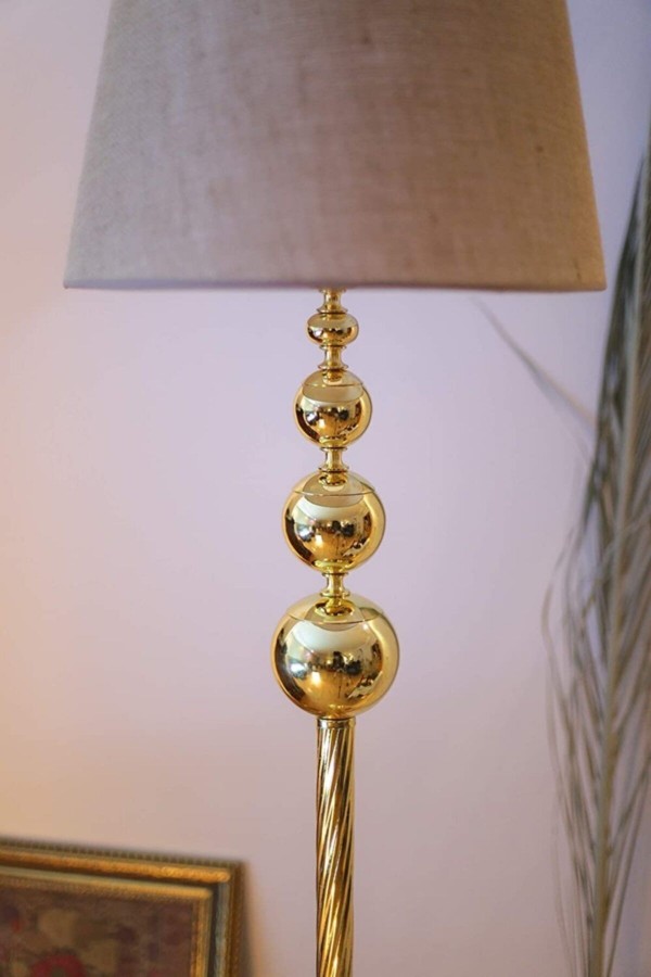 Gold Kaplama Üçlü Küre Modern Metal Lambader - Başlık rengi Mataro Vizon’dur Gold Kaplama Üçlü Küre Modern Metal Lambader - Başlık rengi Mataro Vizon’dur