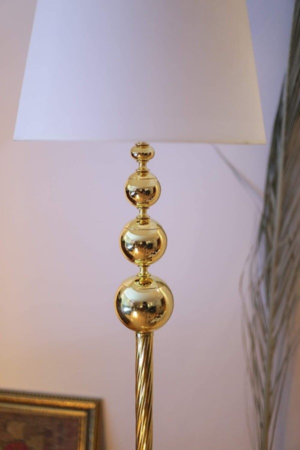 Gold Kaplama Üçlü Küre Modern Metal Lambader - Başlık rengi Beyaz'dır.
