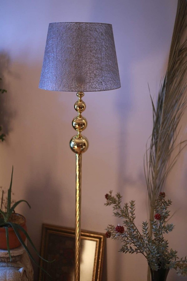 Gold Kaplama Üçlü Küre Modern Metal Lambader - Başlık rengi Gri Kırçıl’dır.