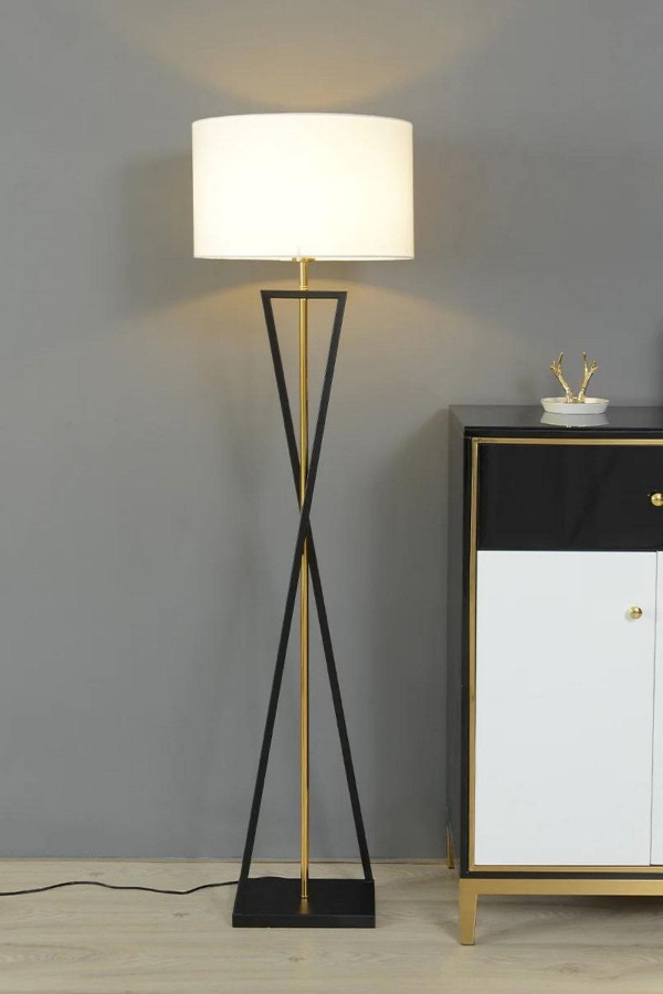 LMD-FR02 Statik Siyah, Gold Detaylı Metal Lambader LMD-FR02 Statik Siyah, Gold Detaylı Metal Lambader