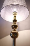 Gold Kaplama Üçlü Küre Modern Metal Lambader - Başlık rengi Gri Kırçıl’dır.