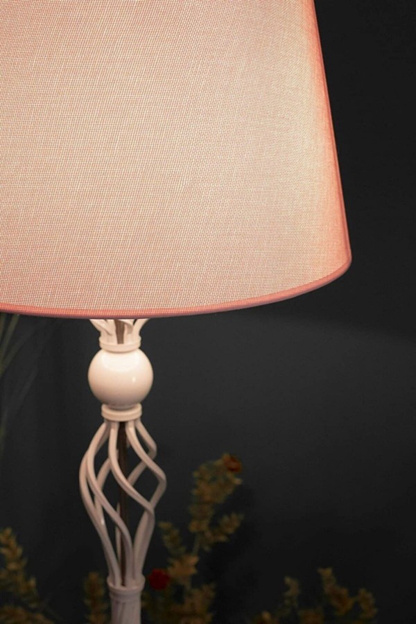 – Beyaz Eskitme Kafes Burgulu Lambader Modern Başlık Hasır Pembe’dir. – Beyaz Eskitme Kafes Burgulu Lambader Modern Başlık Hasır Pembe’dir.