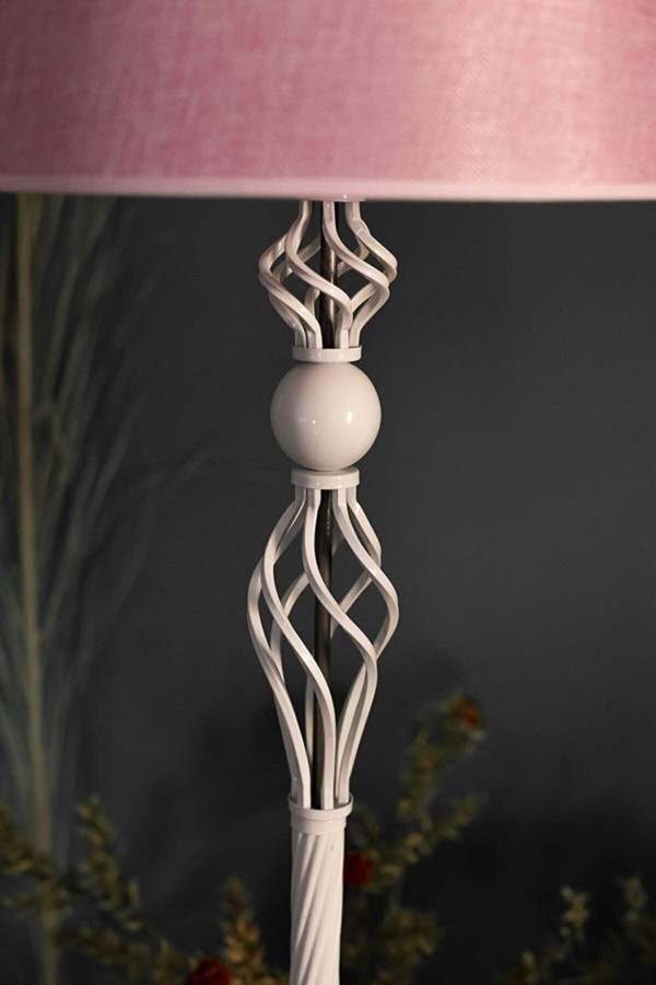 – Beyaz Eskitme Kafes Burgulu Lambader Modern Başlık Hasır Pembe’dir. – Beyaz Eskitme Kafes Burgulu Lambader Modern Başlık Hasır Pembe’dir.