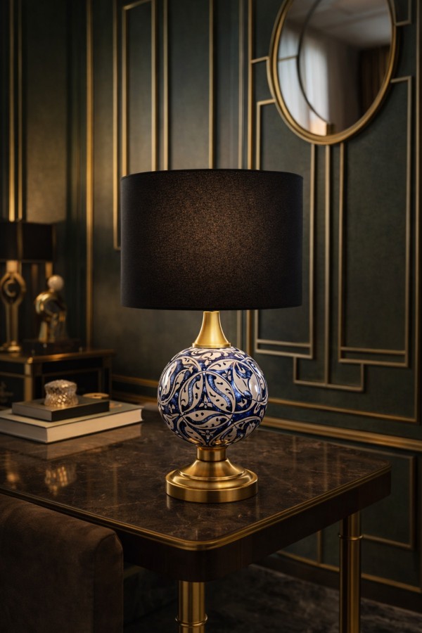 Luxury Pirinç Seramik Abajur 50 cm – El Yapımı Lacivert Desenli, Siyah Şapkalı Masa Lambası