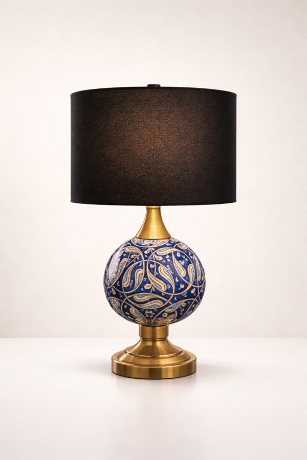 Luxury Pirinç Seramik Abajur 50 cm – El Yapımı Lacivert Desenli, Siyah Şapkalı Masa Lambası